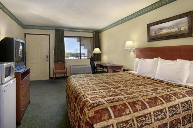 Days Inn By Wyndham Rio Rancho Exterior photo